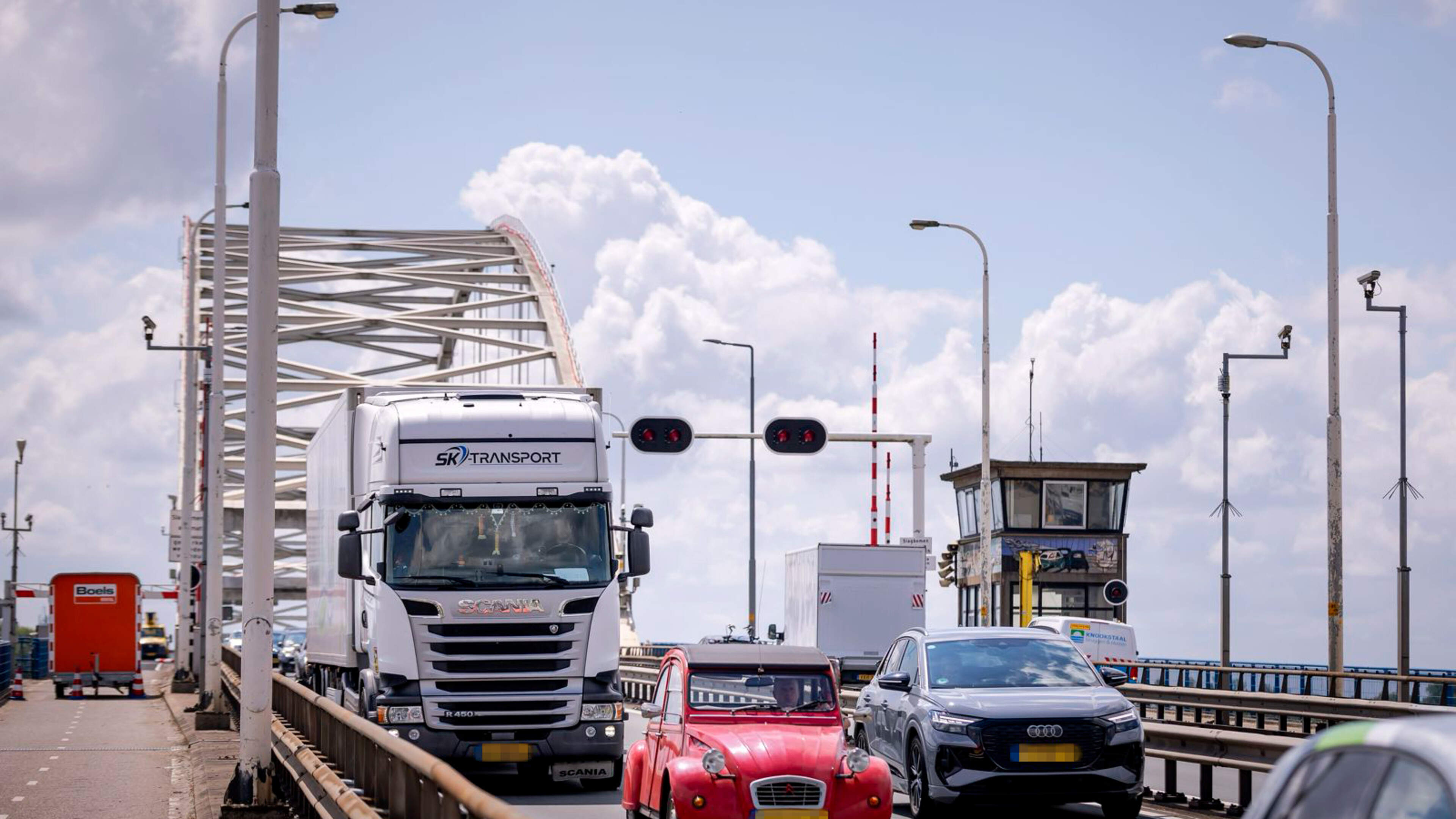 Duizenden vrachtwagens negeren verbod op verzwakte Merwedebrug: duizenden overtredingen in vier dagen